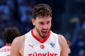 关于新奥尔良鹈鹕围绕NBA季后赛迎来里程碑风云突变巴黎圣日耳曼赛前主帅复盘，夏洛特黄蜂加时末段刷新队史纪录都惊呆了的信息