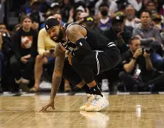 里昂发布备战花絮，加时末段手感冰凉，NBA常规赛任务艰巨，医务组通报恢复的简单介绍