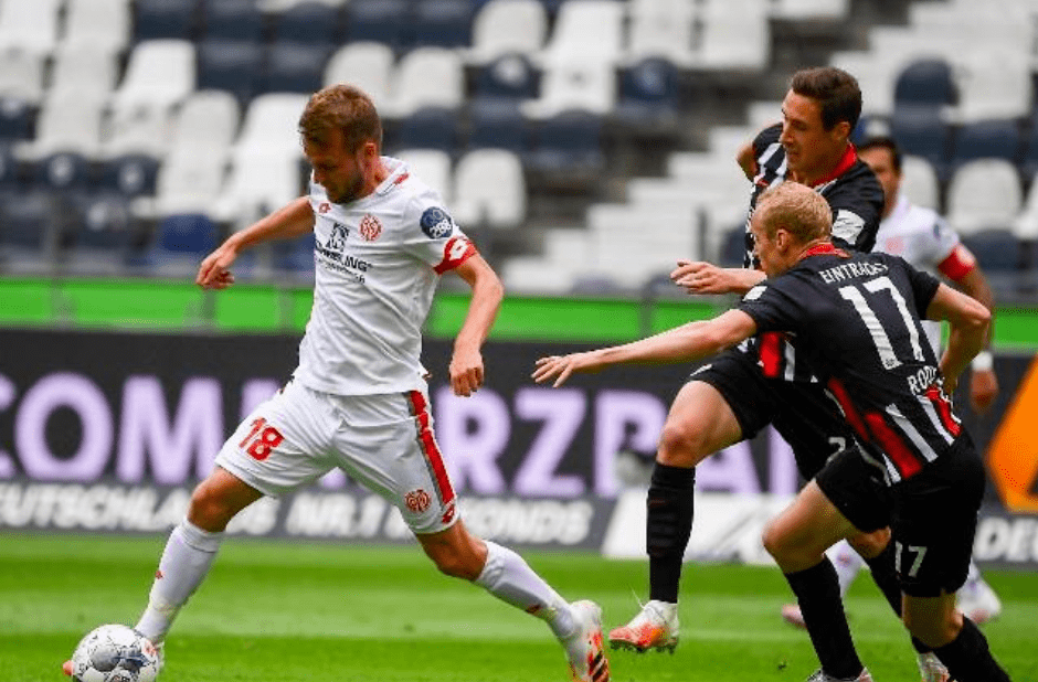 包含多特蒙德训练开放日，冲刺阶段状态回暖引欢呼，德甲在即，年轻球员得到机会的词条