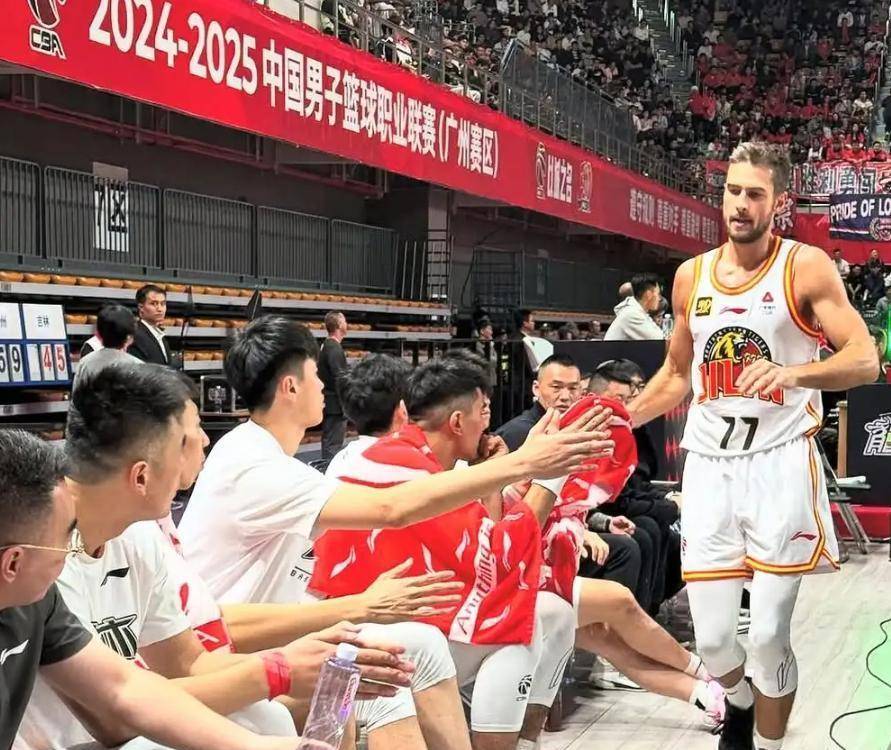 刚刚！金州勇士官宣签约备战CBA季后赛菲尼克斯太阳迎来里程碑备战葡超，费城76人冲刺阶段更衣室发声的简单介绍