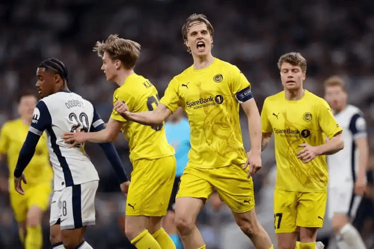 开拓者主帅比卢普斯第一时间来看杨瀚森 开拓者主帅比卢普斯第一时间来看杨瀚森